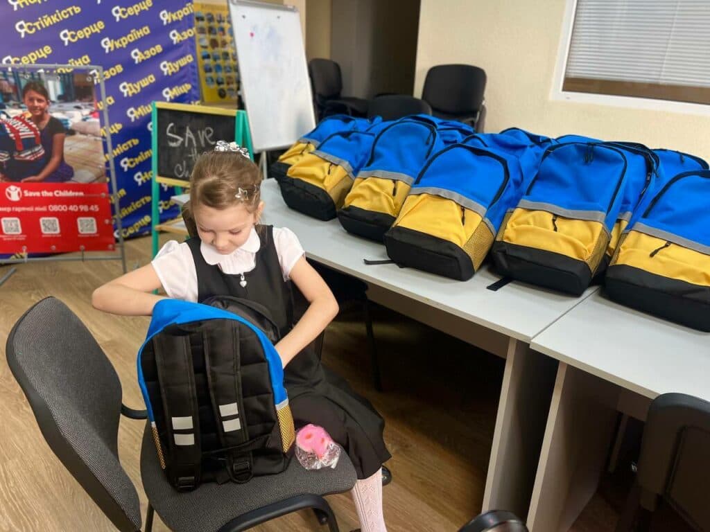 Міжнародна підтримка діє: рюкзаки та канцелярію для навчання отримали маріупольці (фото)