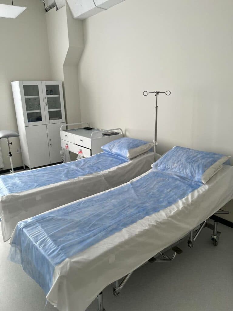 "ЯМаріуполь. Здоровʼя": за 4 дні роботи хабу для переселенців у Києві надано майже 200 послуг (фото)