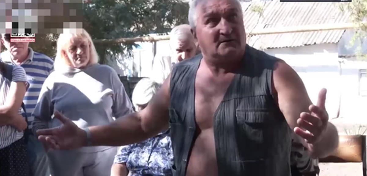 Без доріг та транспорту: жителі селищ біля Маріуполя бунтують (відео)