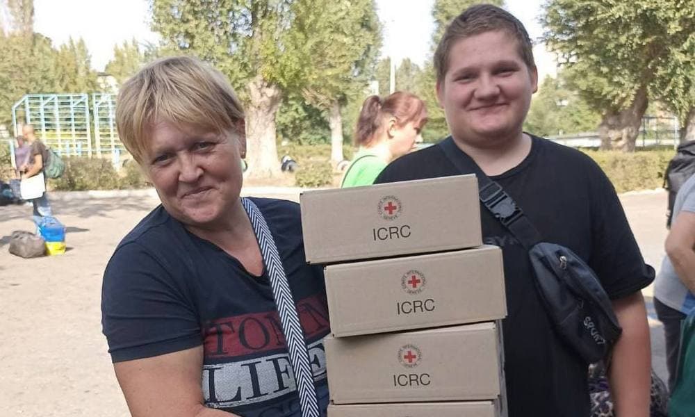 Евакуйовані жителі Покровська отримали дорожні набори допомоги (фото)