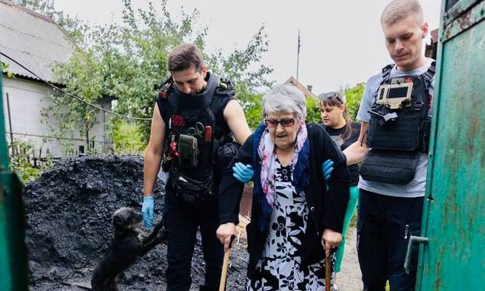 Волонтери та благодійники продовжують надавати допомогу жителям Покровська в евакуації