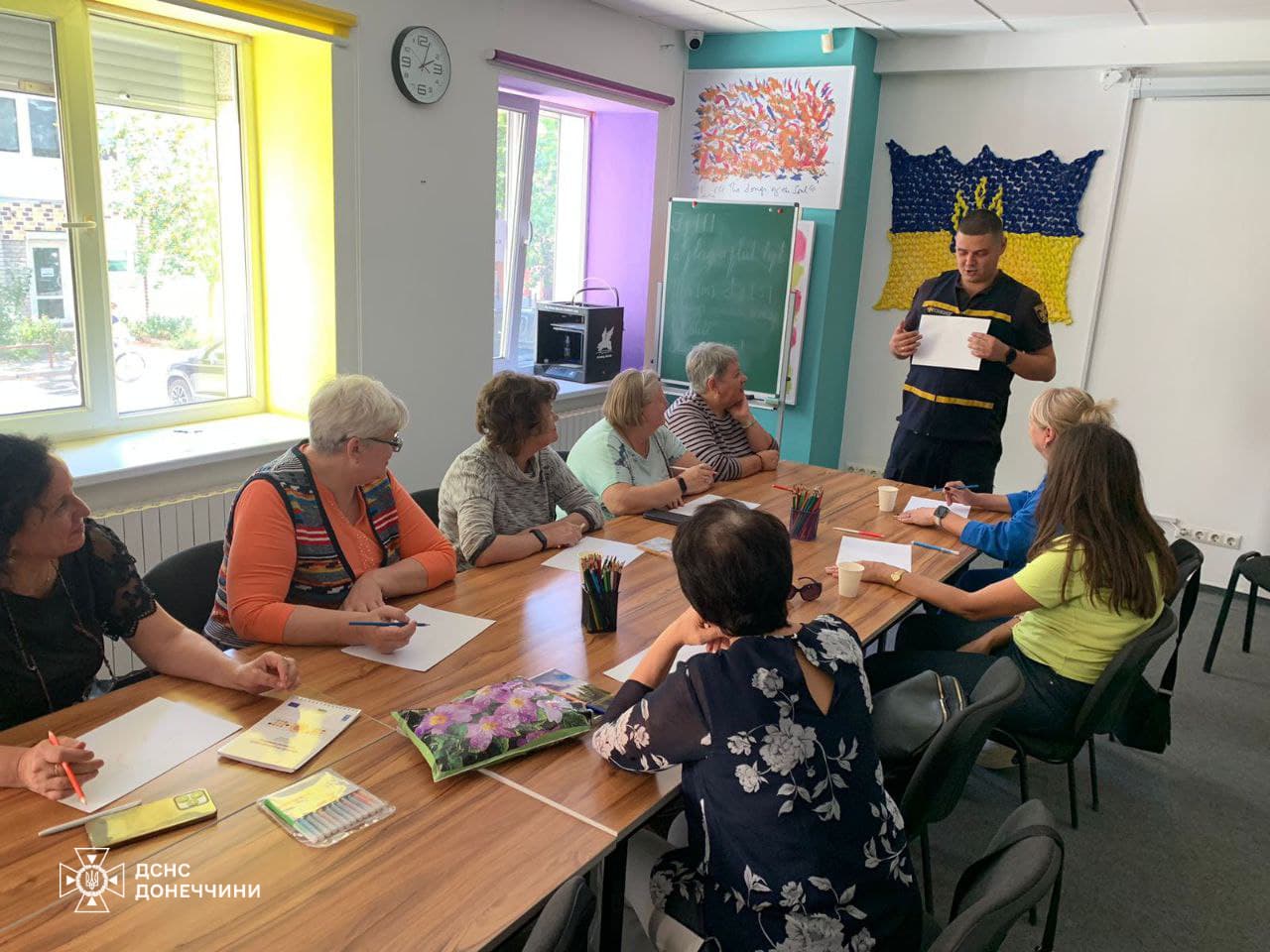 Психолог ДСНС Донеччини провів пісочну та образотворчу терапію для внутрішньо переміщених осіб 1