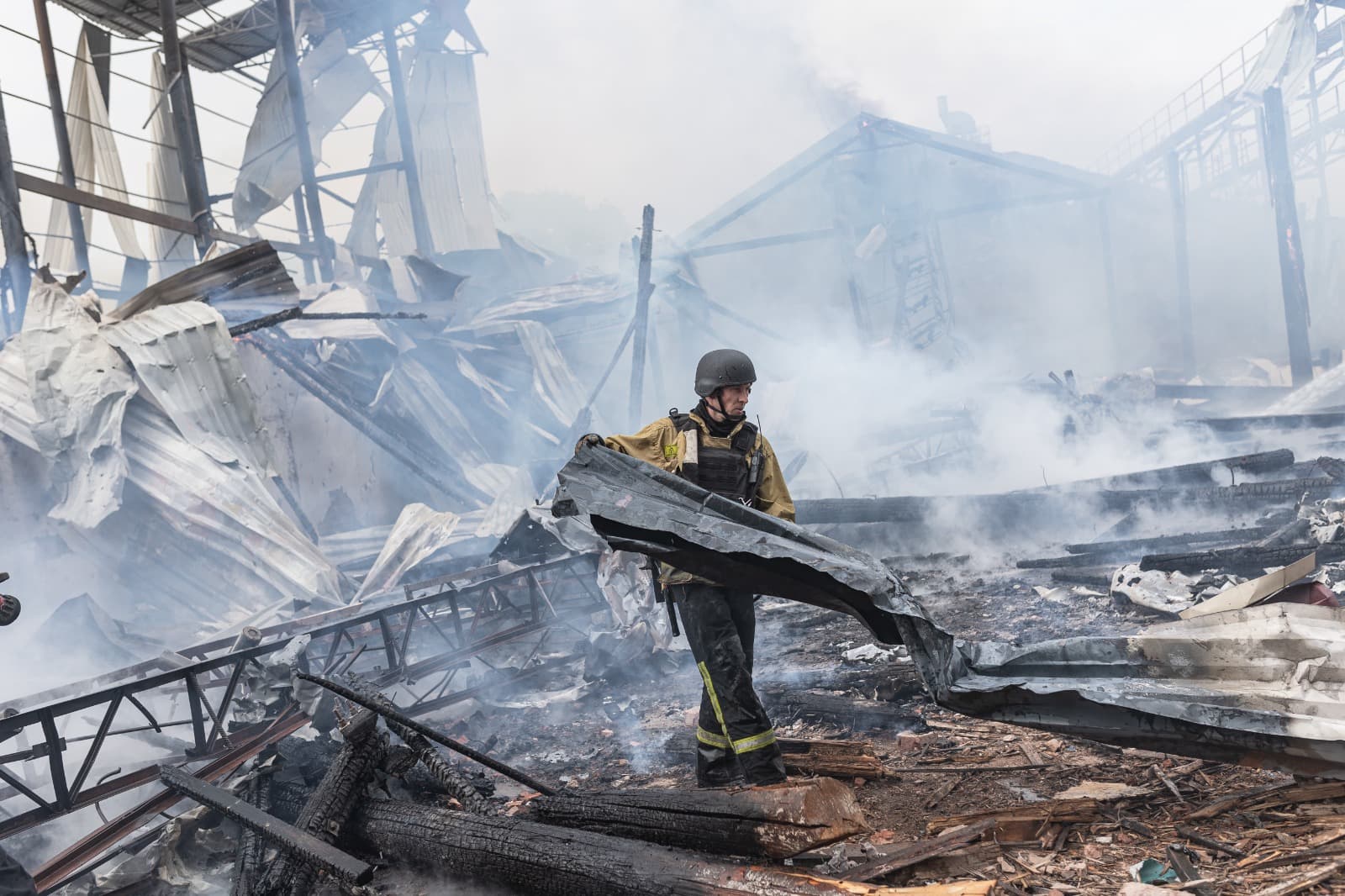 Рятувальники показали, як ліквідували наслідки вчорашнього ворожого обстрілу Костянтинівки 4