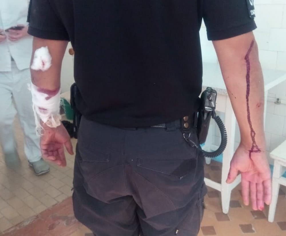 Поліцейський офіцер громади отримав поранення під час авіаудару по селу Шахове на Донеччині