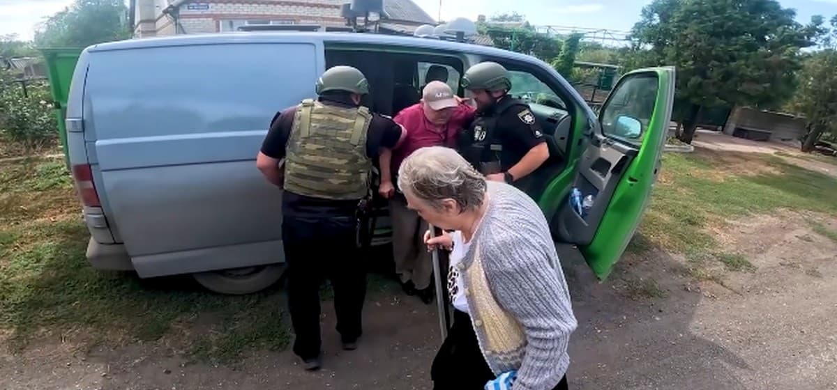 У Селидовому за кількасот метрів від фронту парамедики поліції евакуювали трьох людей (відео)