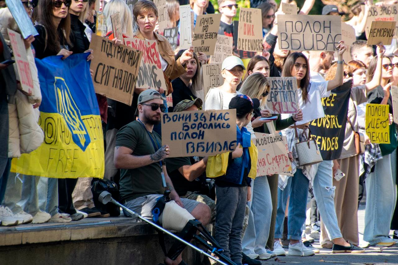 У Міжнародний день миру відбулися акції на підтримку полонених захисників Маріуполя 1