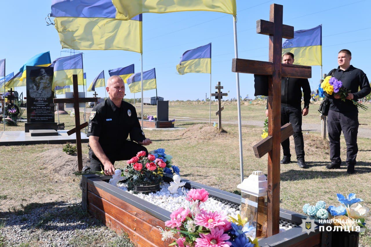 очільник луганської поліції на могилах полеглих поліціянтів