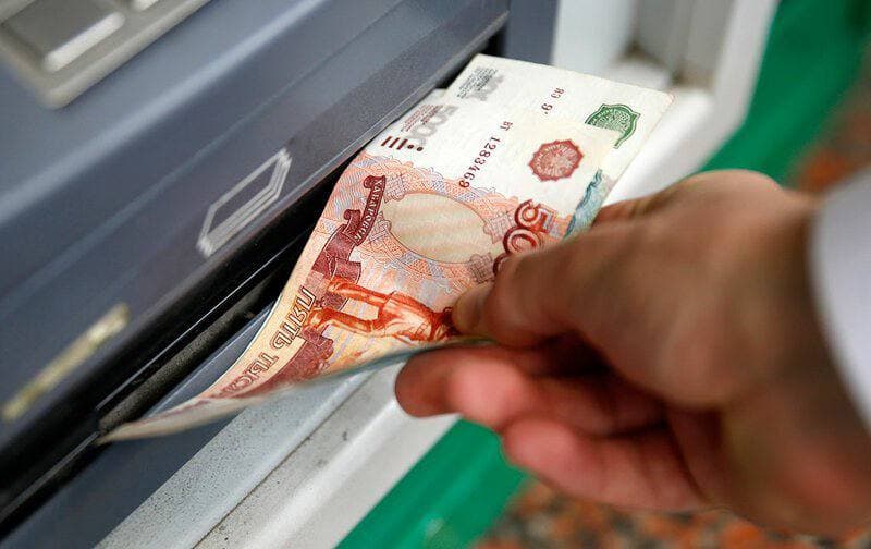 В окупованому Харцизьку чоловік вкрав гроші, залишені в банкоматі