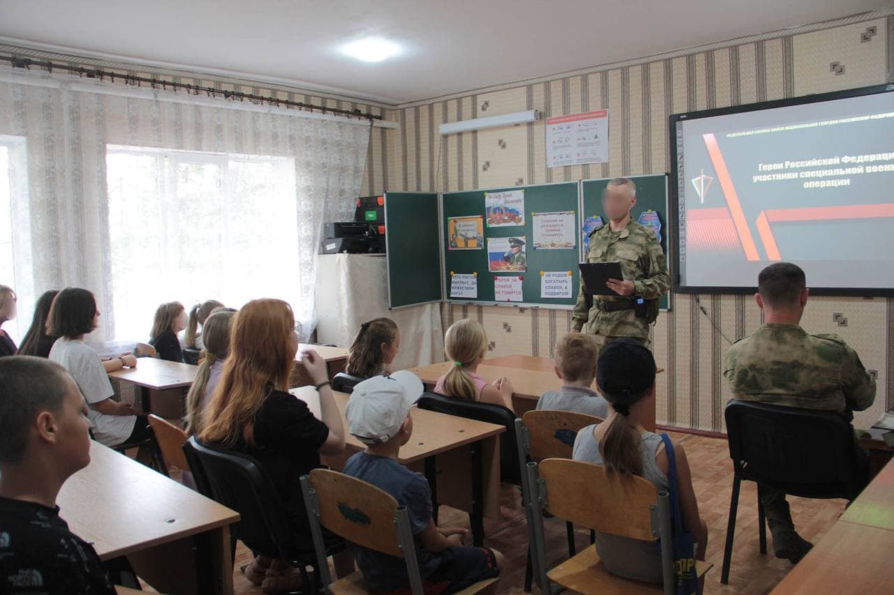 в Маріуполі росіяни проводили для дітей лекцію про сво