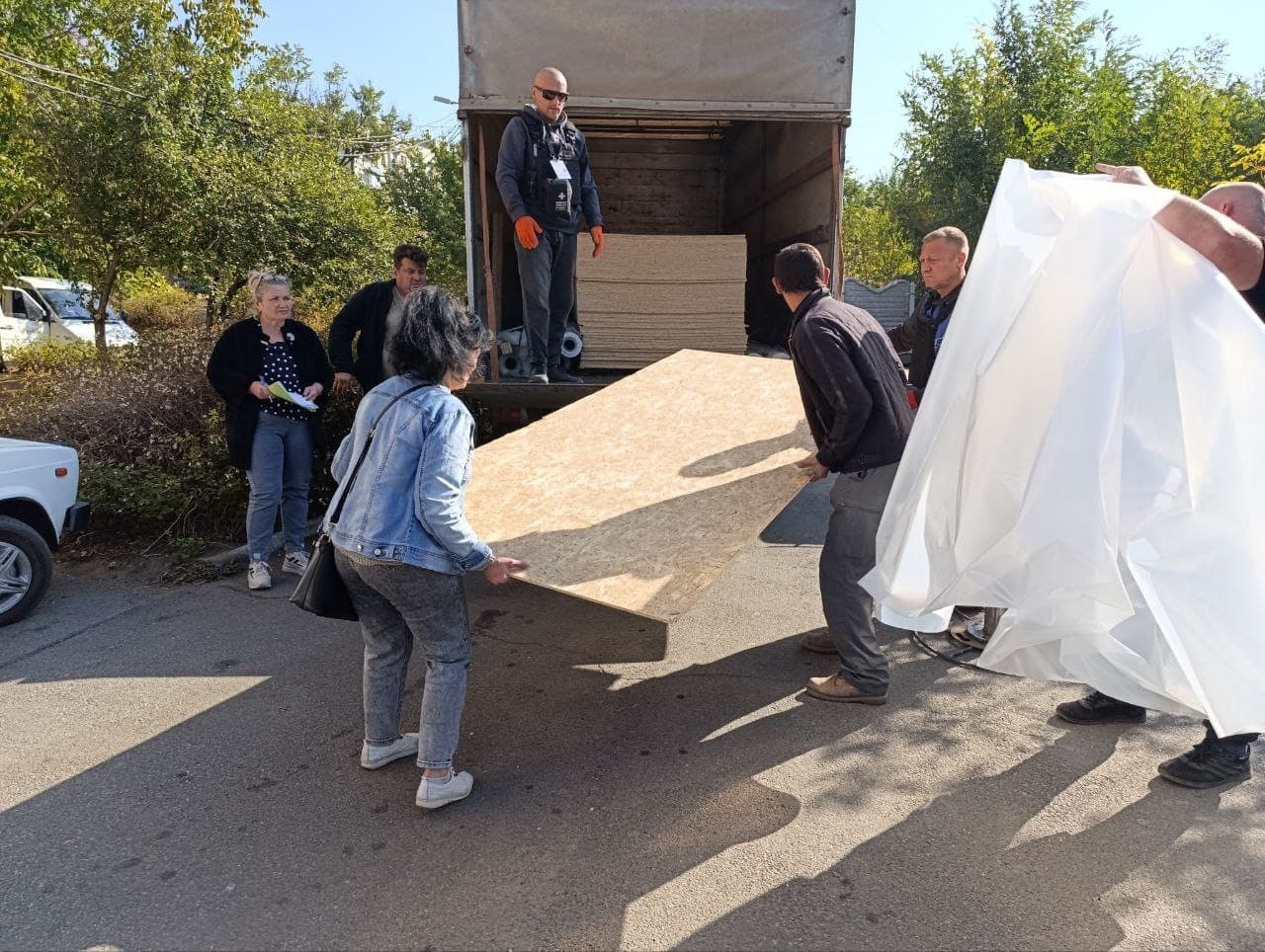 Будматеріали тримали жителі Дружківки, яки постраждали від російського обстрілу 10 жовтня