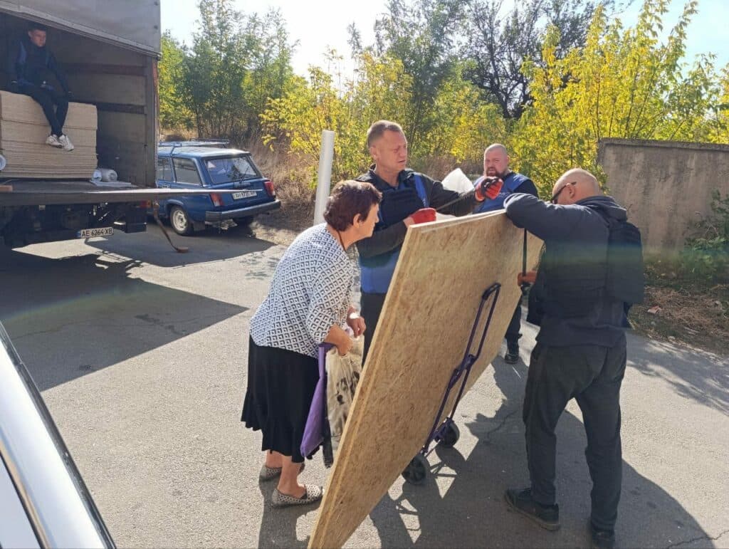 Будматеріали тримали жителі Дружківки, яки постраждали від російського обстрілу 10 жовтня