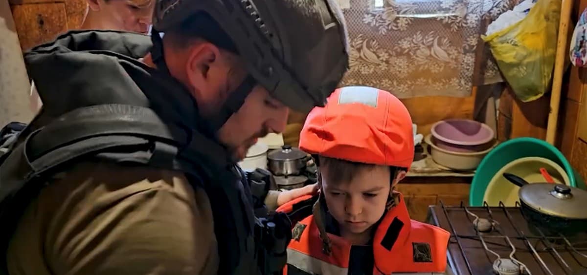 З Костянтинівки поліцейський екіпаж "Білий янгол" евакував дві родини з дітьми (відео)