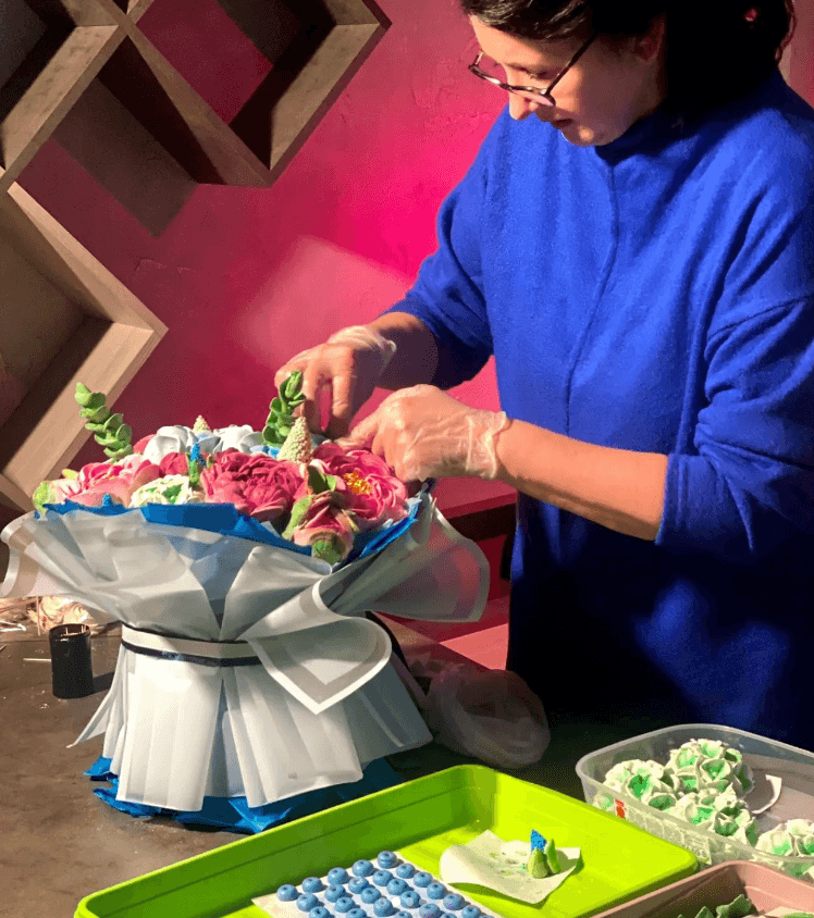 Двічі переселенка з Донеччини відкрила "Зефірний сад" у Дніпрі (відео)