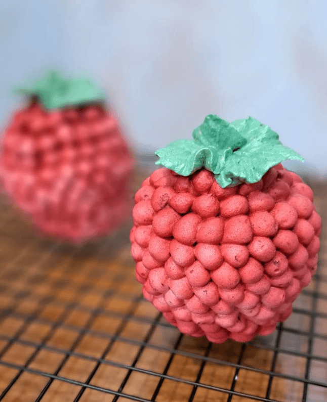 Двічі переселенка з Донеччини відкрила "Зефірний сад" у Дніпрі (відео)