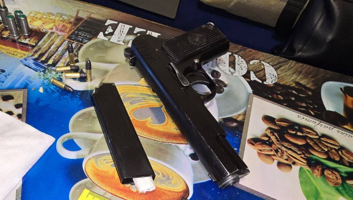 В окупованому Донецьку чоловік у своєму будинку зберігав зброю і наркотики (фото)