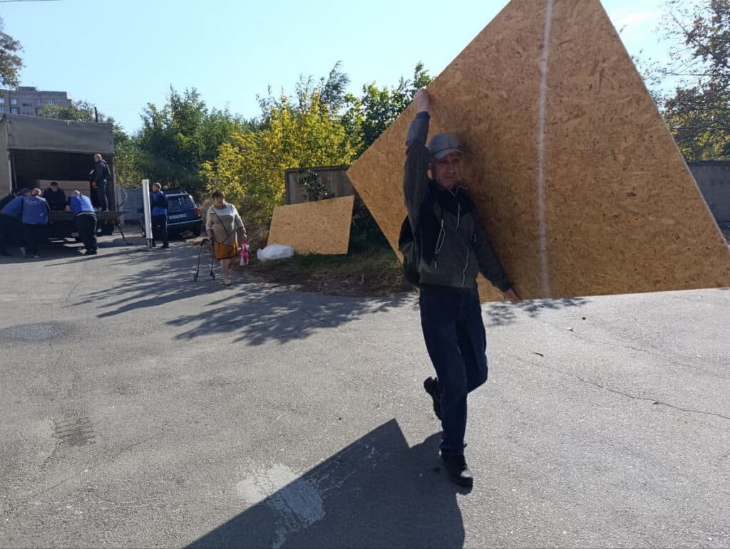 "Янголи спасіння" привезли допомогу в Дружківку постраждалим від обстрілів