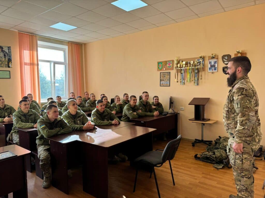 Головний кінолог Луганського прикордонного загону виступив перед майбутніми офіцерами кінологічних підрозділів 1