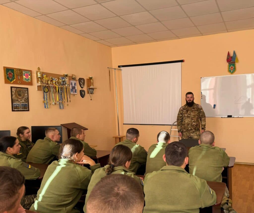 Головний кінолог Луганського прикордонного загону виступив перед майбутніми офіцерами кінологічних підрозділів 2