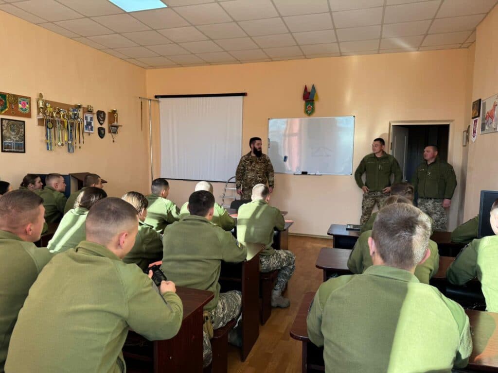 Головний кінолог Луганського прикордонного загону виступив перед майбутніми офіцерами кінологічних підрозділів 4