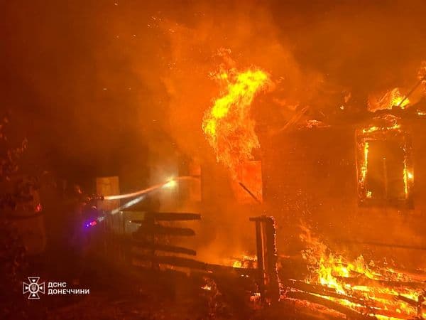 У Лимані внаслідок ворожого обстрілу виникла пожежа в адміністративній будівлі