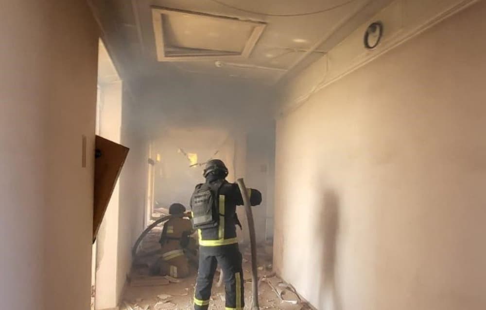 У Лимані внаслідок ворожого обстрілу виникла пожежа в адміністративній будівлі