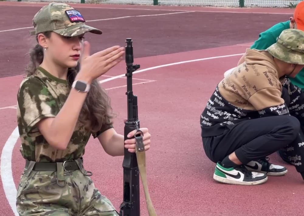 Зброя. Патрони. Муштра. Андрющенко показав, як проходить мілітаризація дітей в окупації (відео)