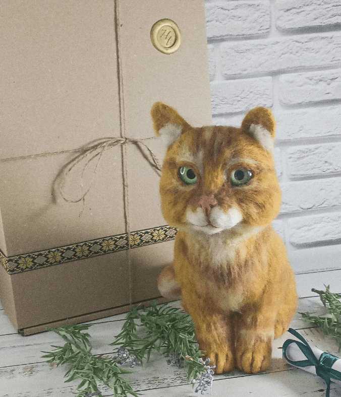 Переселенка з Маріуполя виробляє іграшки з натуральної вовни і котиків для ЗСУ (відео)