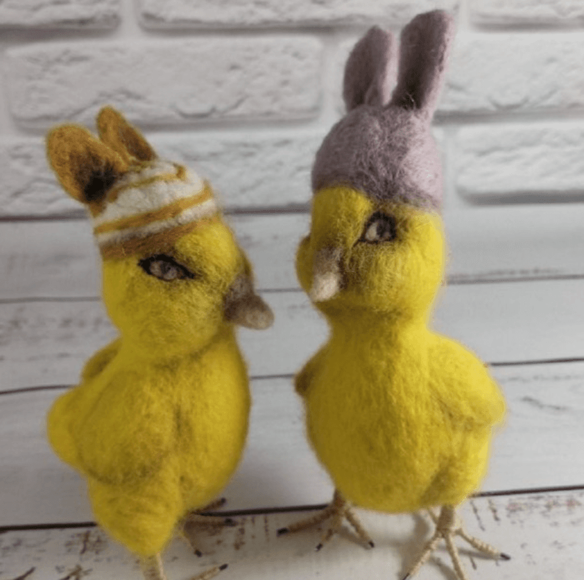 Переселенка з Маріуполя виробляє іграшки з натуральної вовни і котиків для ЗСУ (відео)