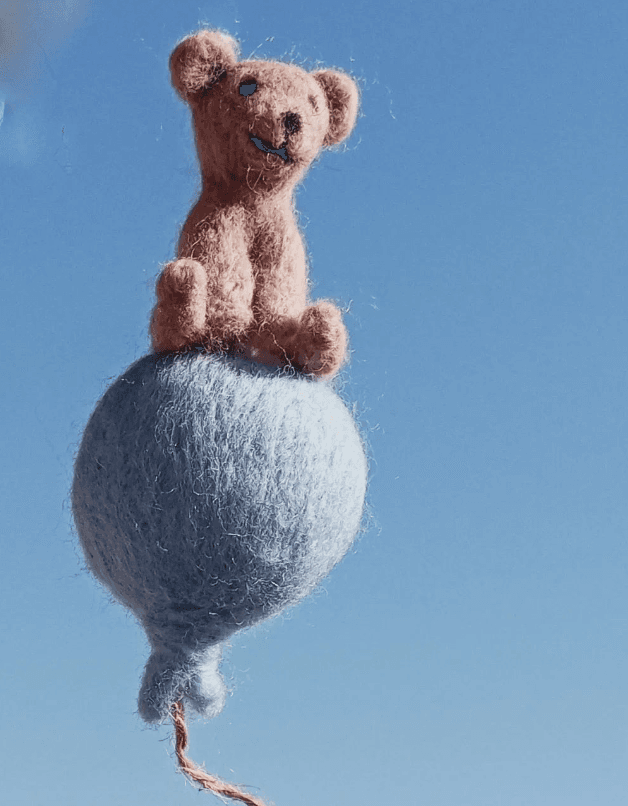 Переселенка з Маріуполя виробляє іграшки з натуральної вовни і котиків для ЗСУ (відео)