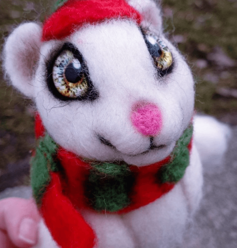 Переселенка з Маріуполя виробляє іграшки з натуральної вовни і котиків для ЗСУ (відео)