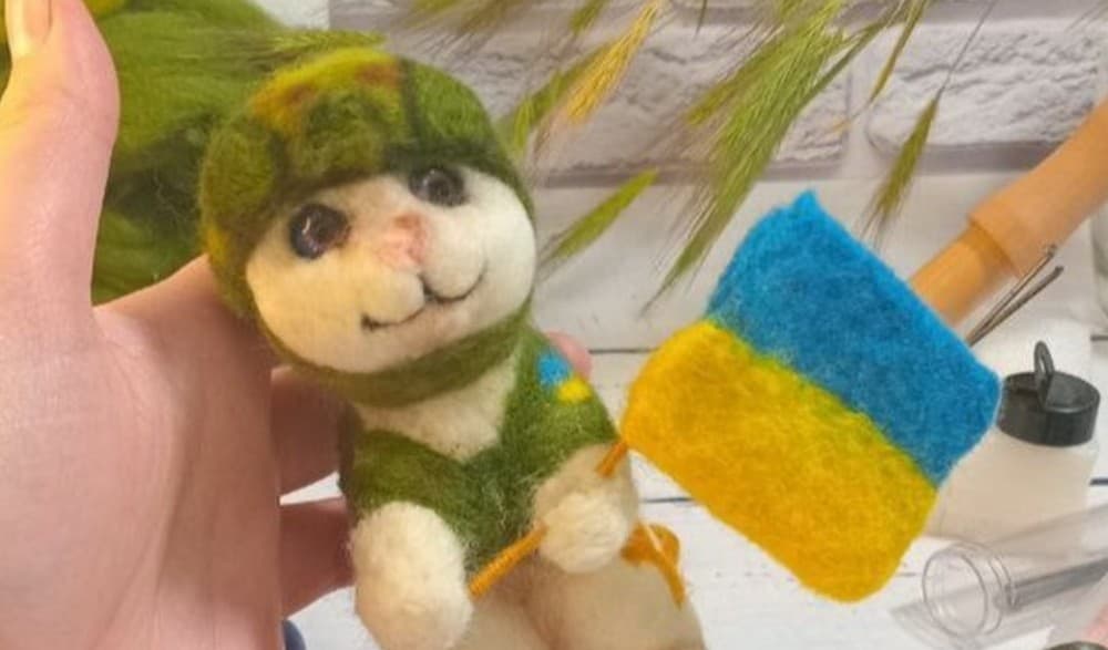 Переселенка з Маріуполя виробляє іграшки з натуральної вовни (відео)