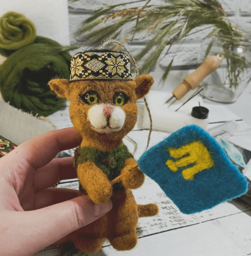 Переселенка з Маріуполя виробляє іграшки з натуральної вовни і котиків для ЗСУ (відео)