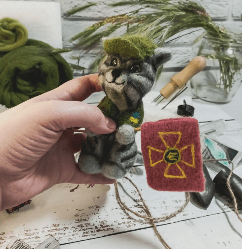 Переселенка з Маріуполя виробляє іграшки з натуральної вовни і котиків для ЗСУ (відео)