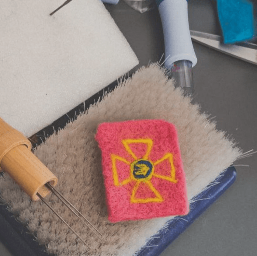 Переселенка з Маріуполя виробляє іграшки з натуральної вовни і котиків для ЗСУ (відео)