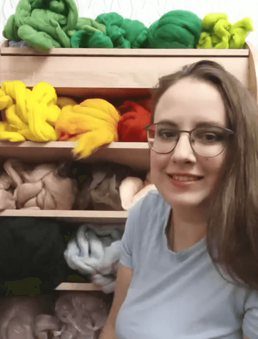 Переселенка з Маріуполя виробляє іграшки з натуральної вовни і котиків для ЗСУ (відео)