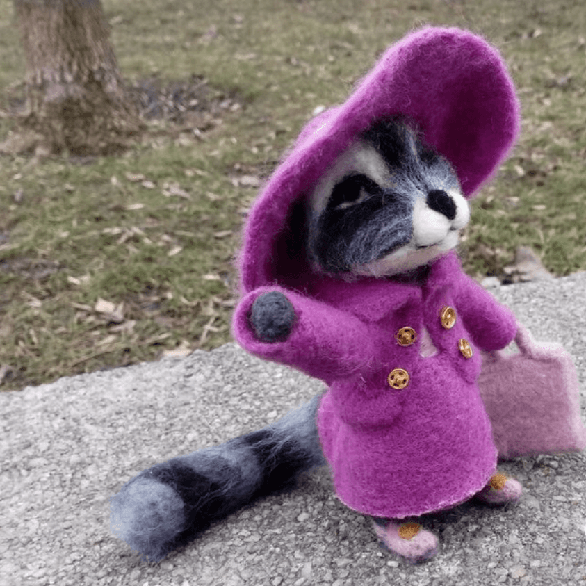 Переселенка з Маріуполя виробляє іграшки з натуральної вовни і котиків для ЗСУ (відео)