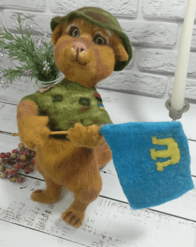 Переселенка з Маріуполя виробляє іграшки з натуральної вовни і котиків для ЗСУ (відео)