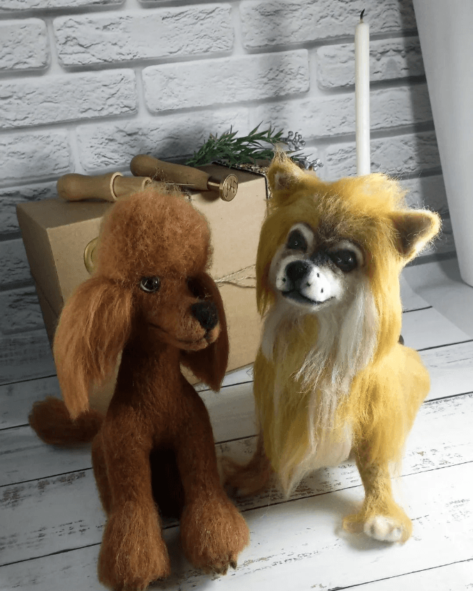 Переселенка з Маріуполя виробляє іграшки з натуральної вовни і котиків для ЗСУ (відео)