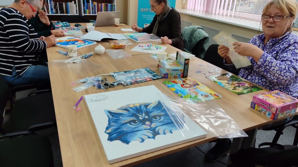 На базі гумхабів Старобільської РДА проходять арттерапевтичні заняття для жінок