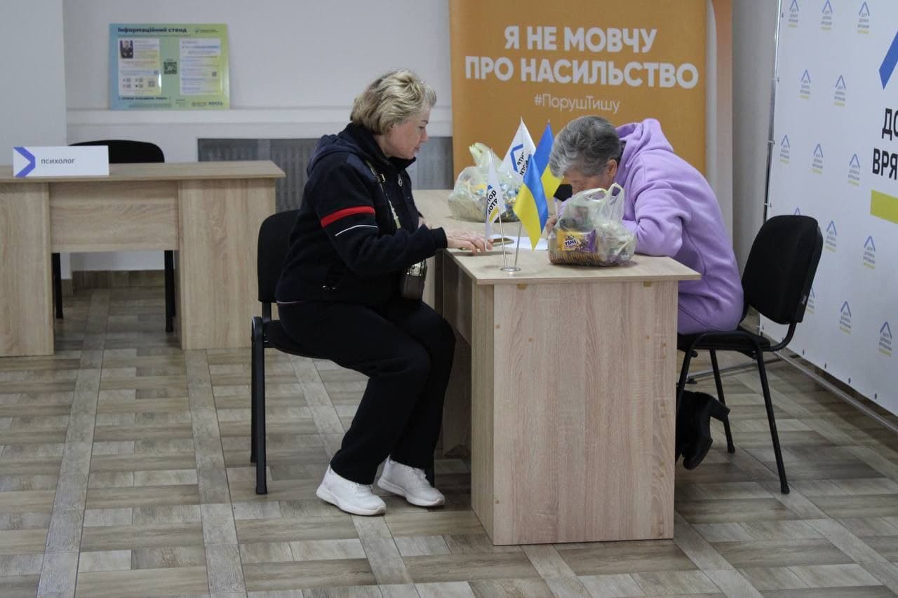 Переселенці з Донеччини отримали солодощі у Чернівцях 2