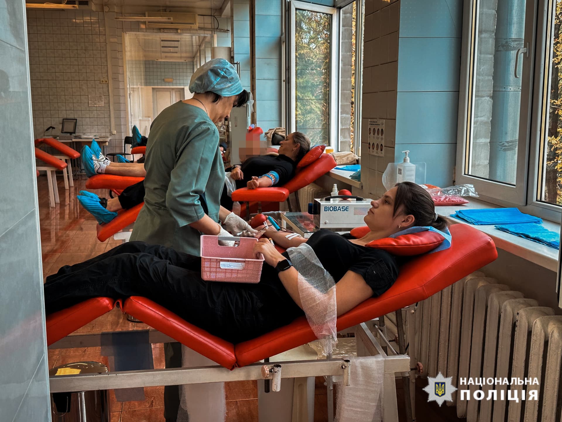 Поліцейські Луганщини стали донорами крові, аби врятувати життя поранених захисників 3