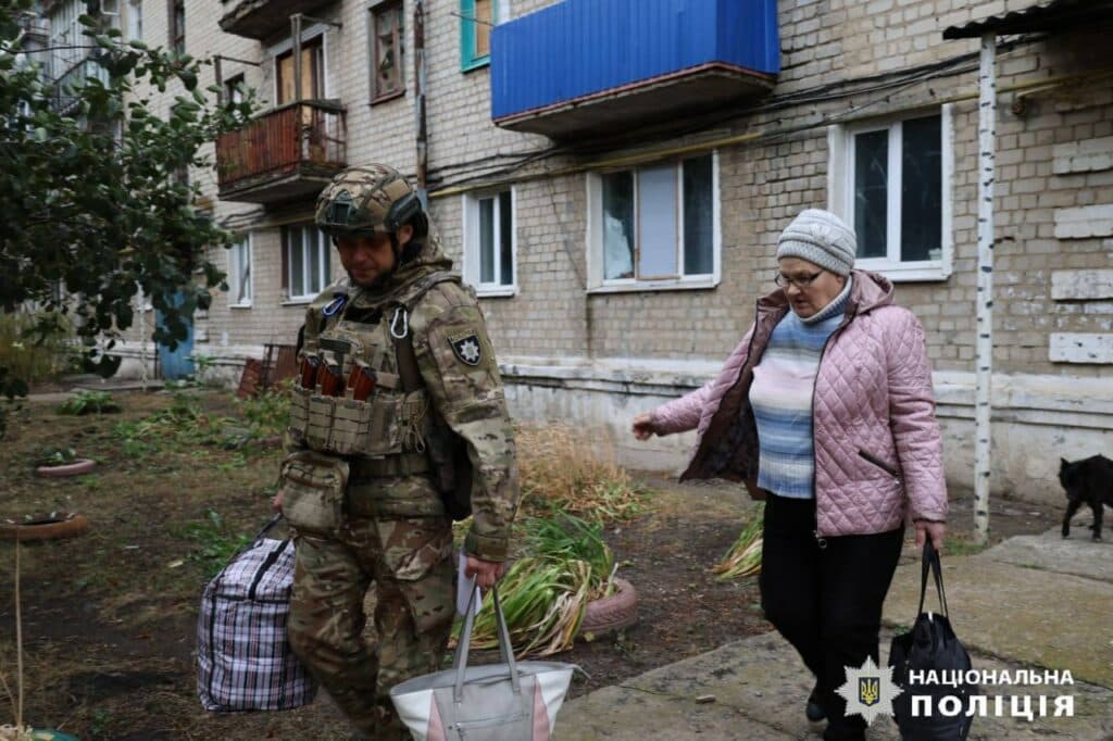 Поліціянти евакуюють людей з Куп'янського району Харківщини