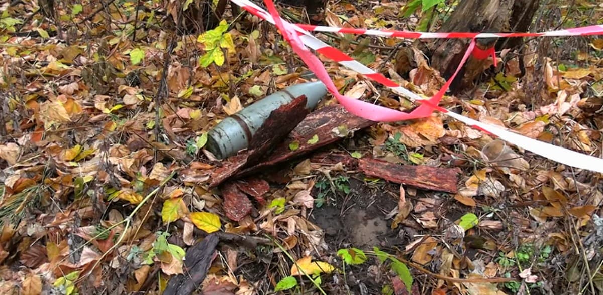 У Слов’янську піротехніки ДСНС виявили й знищили артилерійський снаряд та ручну осколкову гранату Ф-1 (відео)