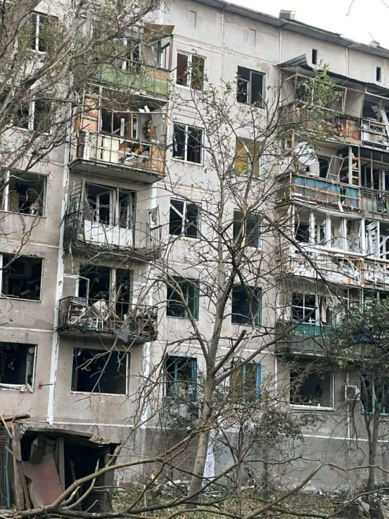 Ворожий обстріл Словʼянська: є загиблий, поранено 2 дитини (відео)