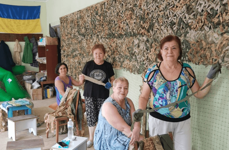 У Дніпрі в шелтері для переселенців з Луганщини плетуть маскувальні сітки для захисників України