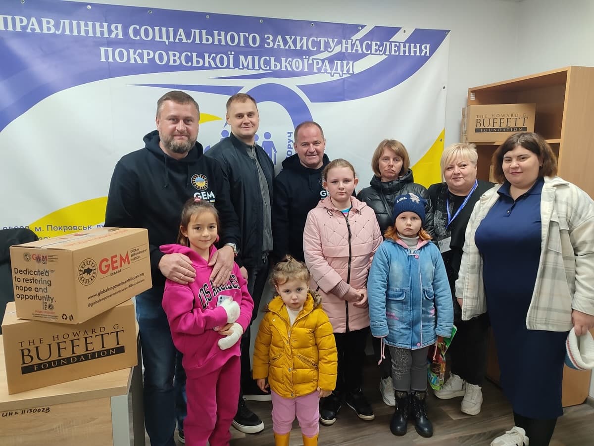 У Дніпрі вимушені переселенці з Покровська отримали продуктові набори від GEM та HGBF 1