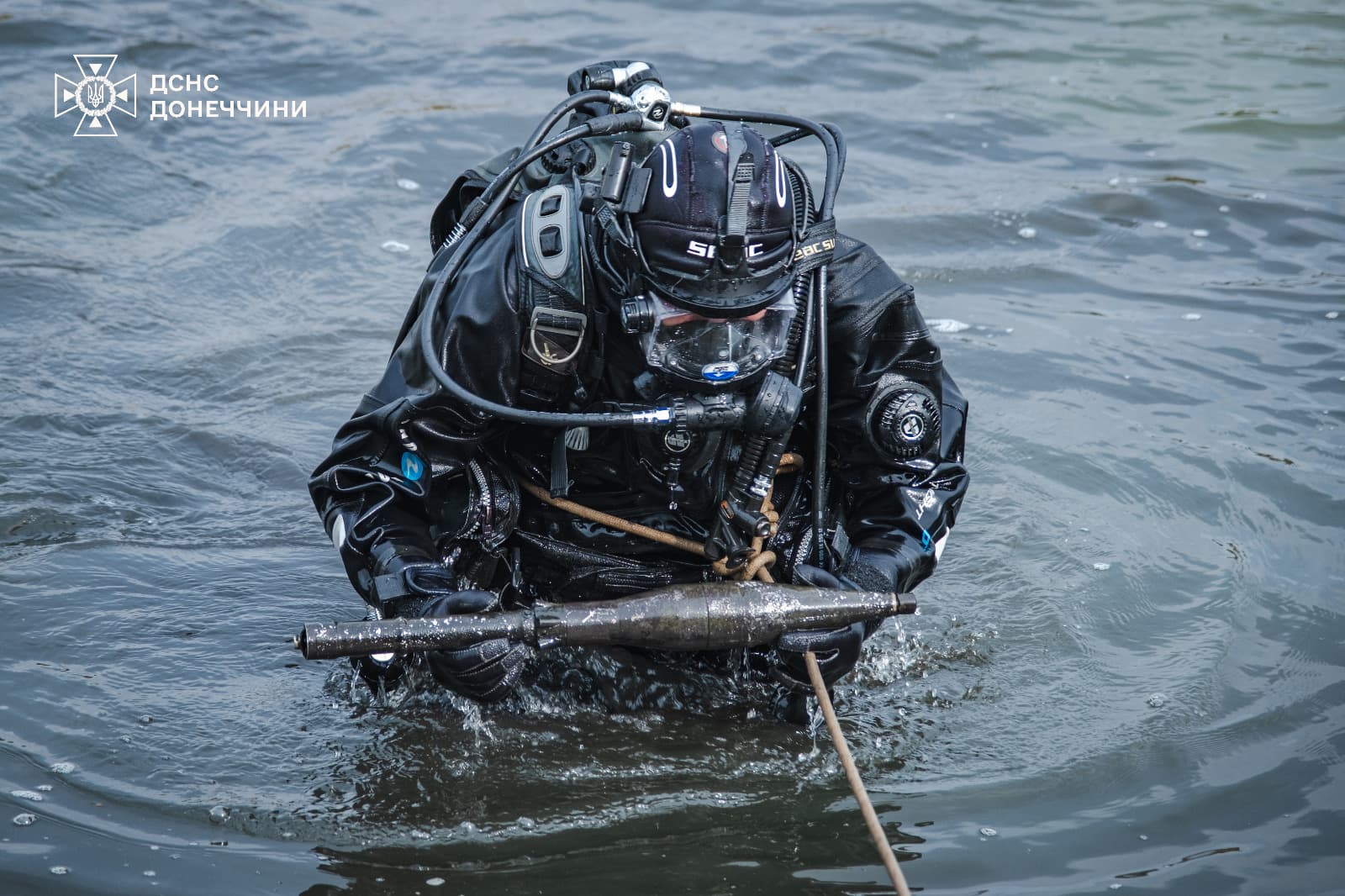 У Краматорському районі в одній із водойм водолази-піротехніки виявили 7 пострілів до гранатомета