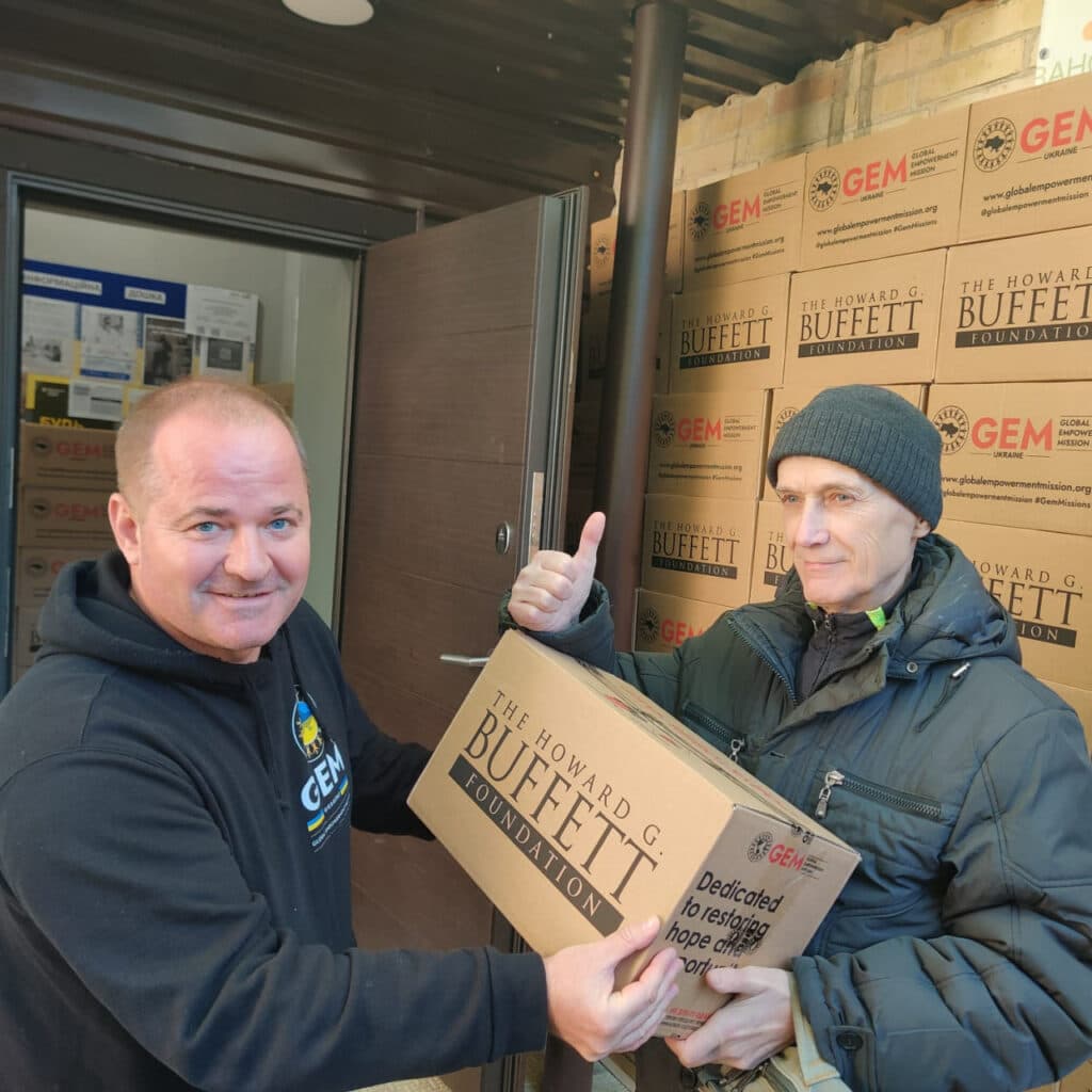 В Киеве ВПЛ из Станично-Луганской общины получили продуктовые наборы от GEM and HGBF 2