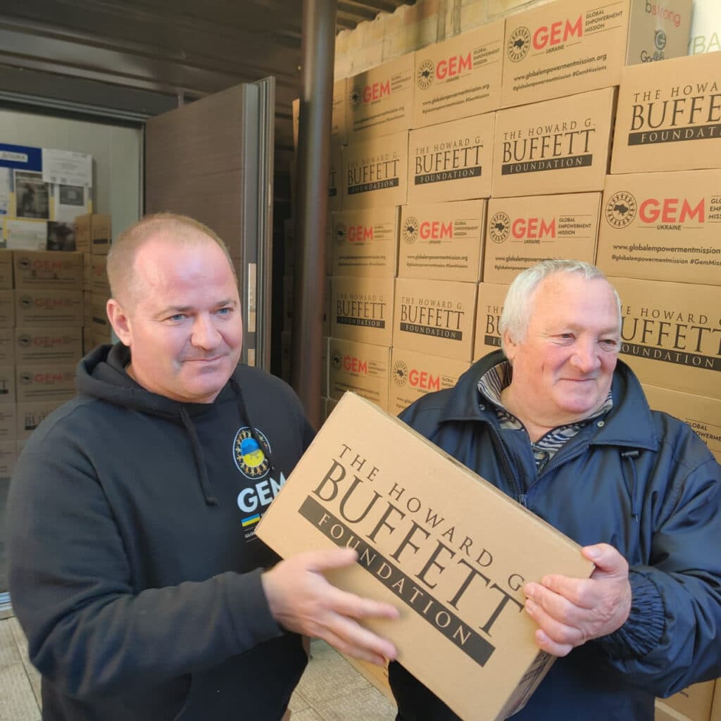 В Киеве ВПЛ из Станично-Луганской общины получили продуктовые наборы от GEM and HGBF 3