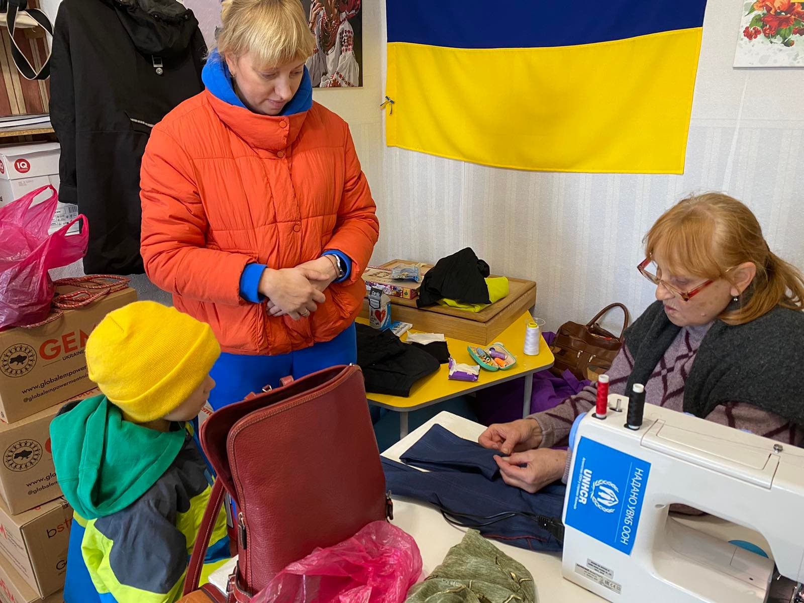 У Лозно-Олександрівському хабі в Ірпені вже майже рік працює соціальна швейна майстерня